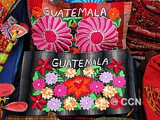 Embroidery handbags sold in <i> El Carmen</i> handicrafts market. <i>*Taken from: Conozca la Antigua Guatemala. http://www.laantigua-guatemala.com/Guia_Mercado_de_Artesanias_El_Carmen.htm</i>
