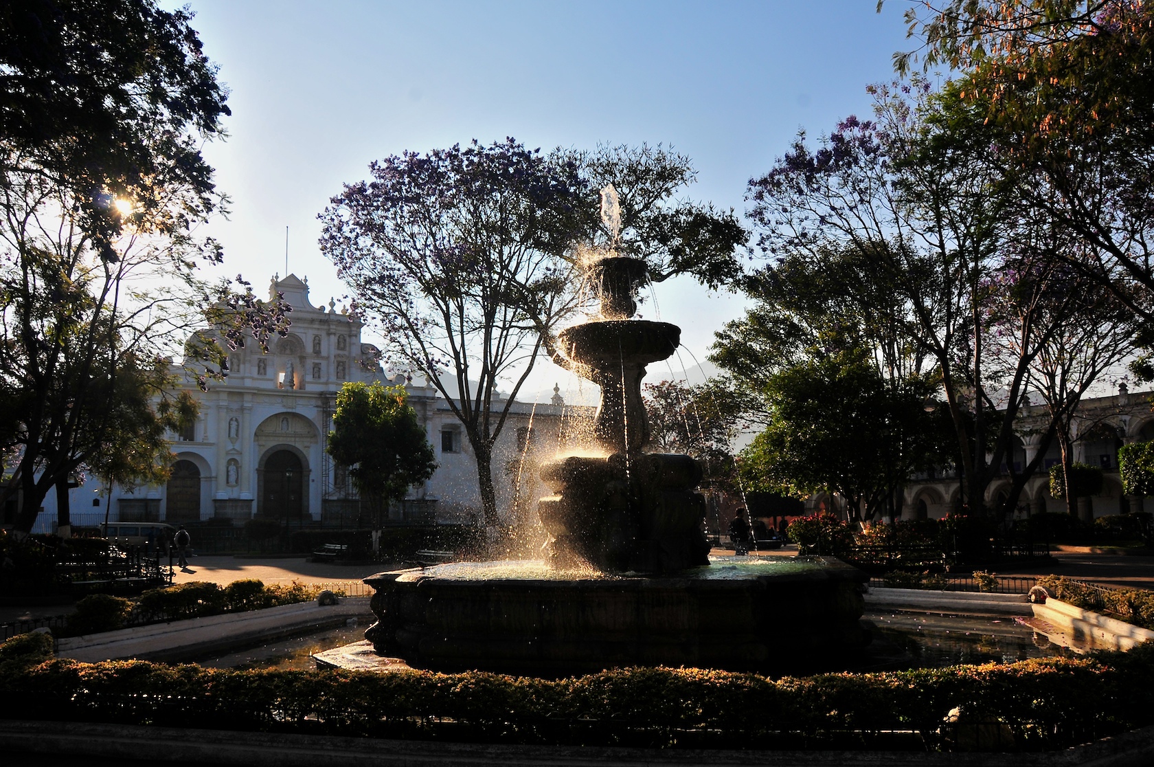 View of the Cathedral de San José from Central Park and a detail of <i>Mermaids fountain</i>.